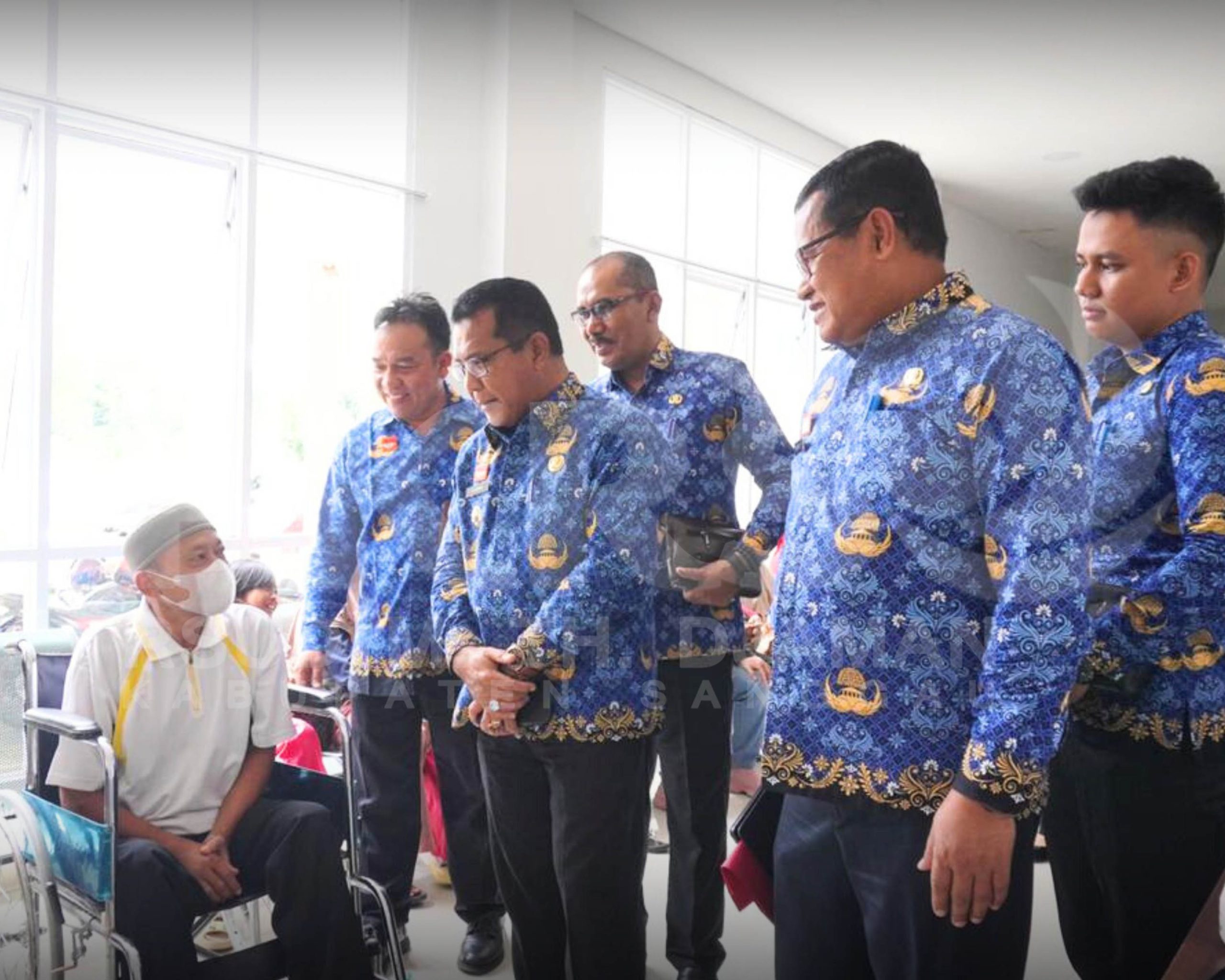 PJ Bupati Sanggau, Suherman, S.H., M.H menyapa pengunjung dan pasien di ruang tunggu Rawat Jalan RSUD M. Th. Djaman Kabupaten Sanggau