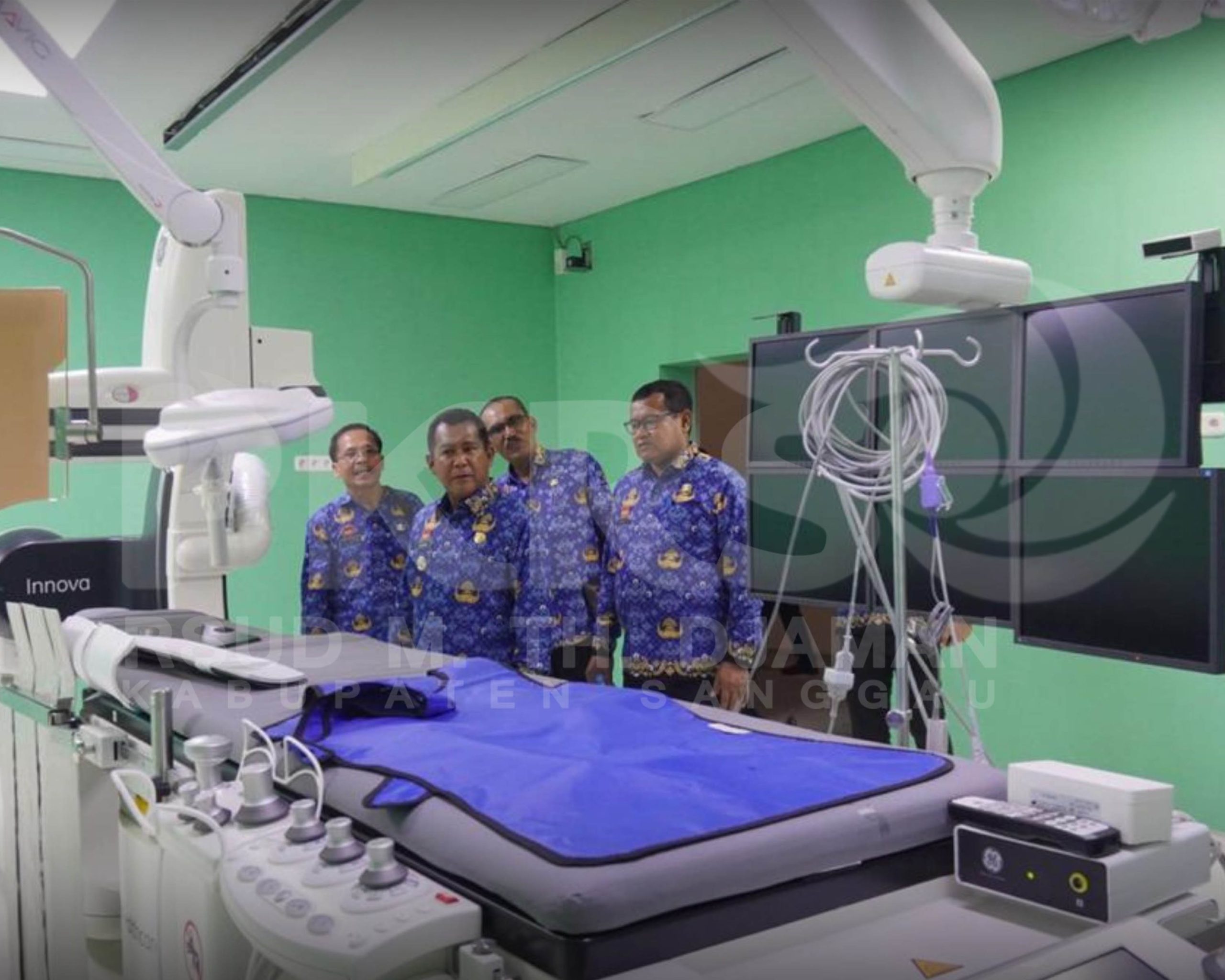PJ Bupati Sanggau, Suherman, S.H., M.H didampingi Sekretaris Daerah Kabupaten Sanggau Ir. Kukuh Triyatmika, Kepala Dinas Kesehatan Kabupaten Sanggau, Ginting, S.Si.Apt, MKM, dan Direktur RSUD M. Th. Djaman Kabupaten Sanggau, drg. Roy Naibaho, M.KM meninjau Gedung Layanan Cathlab Terpadu